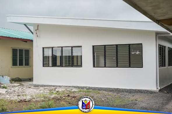 Bagong gusali ng paaralan na puti ang pintura at may louvered na bintana sa Muzon Elementary School, Naic