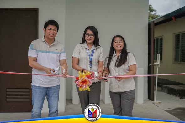 Ribbon cutting ng bagong school building sa Muzon Elementary School, pinangunahan ng tatlong opisyal ng paaralan at…