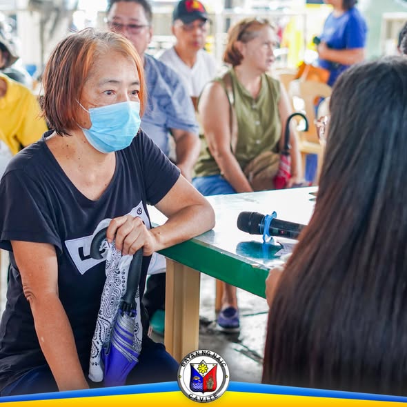 Mga senior citizen at PWD na nakikinig sa programa ng Flu Vaccine Caravan sa Naic Town Plaza