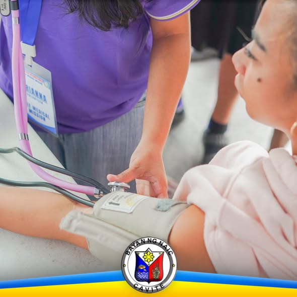 Pagsusuri ng presyon ng dugo ng isang pasyente sa Libreng Medical Mission sa Timalan Concepcion, Naic