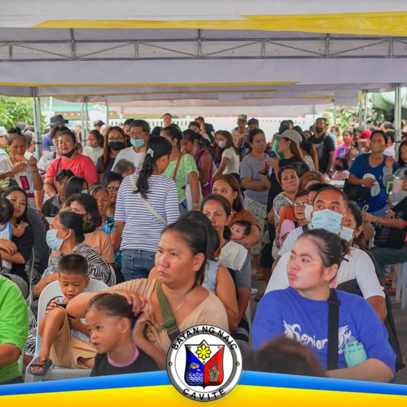 Maraming tao na nakaupo at nakatayo sa ilalim ng tent habang may libreng medical mission sa Timalan Concepcion