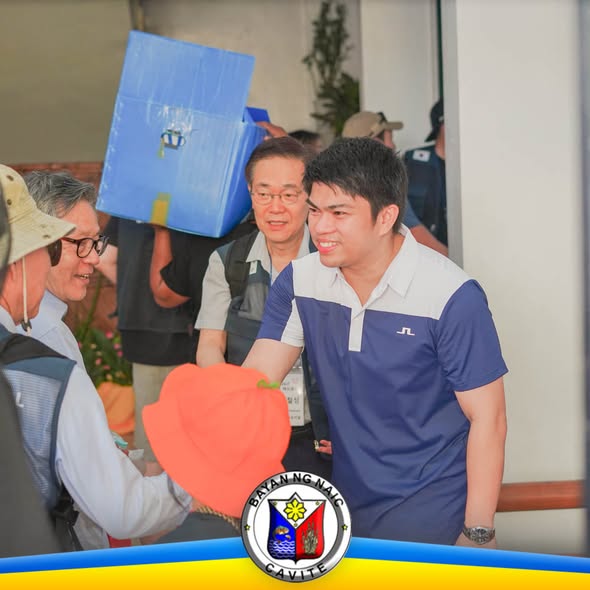 Mga tao sa medical mission sa Timalan Concepcion, may nakangiting lalaki na nakikipagkamay sa matandang lalaki