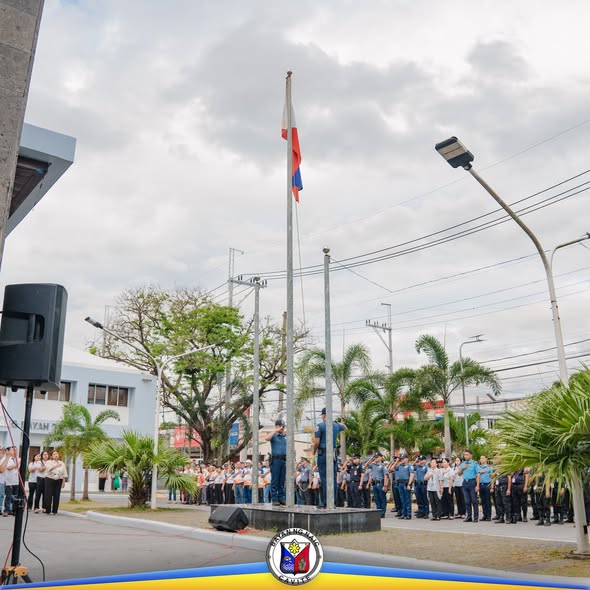 Flag raising ceremony sa Naic Municipal Hall with mga naka-uniporme at Pilipinong watawat sa poste