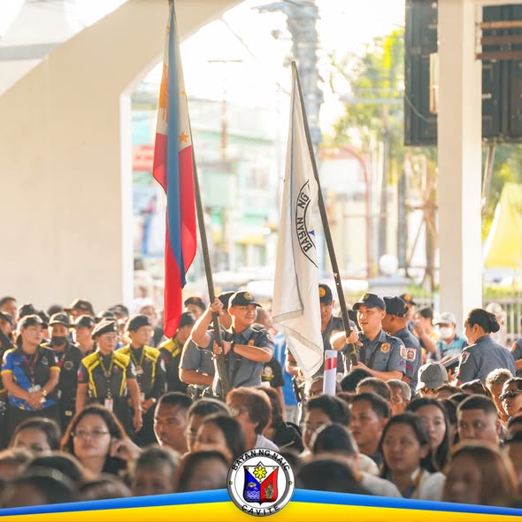 Mga tauhan na may hawak na watawat ng Pilipinas sa Flag Raising Ceremony sa Naic Town Plaza