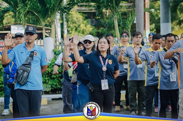 Mga kawani ng Lokal na Pamahalaan ng Naic habang nanunumpa sa Flag Raising Ceremony sa Municipal Grounds