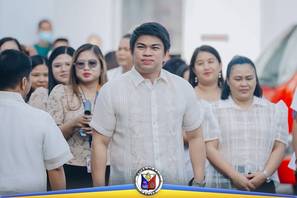 Mga kawani ng Mayor's Office na nakatayo sa Flag Raising Ceremony sa Naic Municipal Grounds