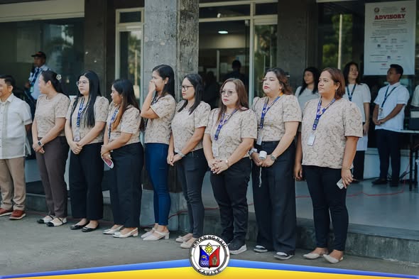 Mga kawani ng Mayor's Office na nakatayo nang maayos sa Flag Raising Ceremony sa Naic Municipal Grounds