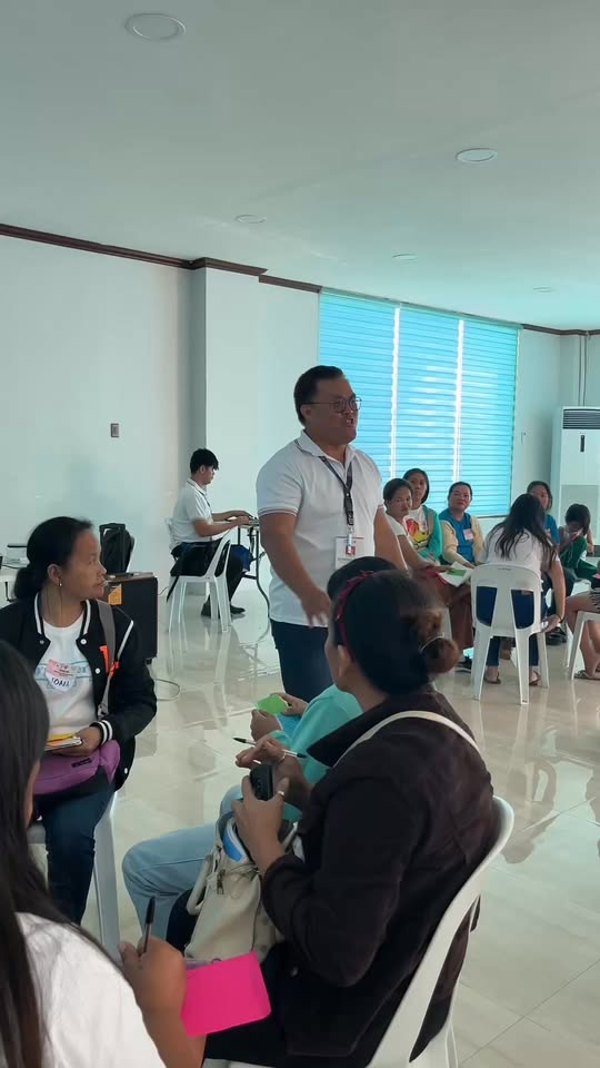 Nagsasalita ang facilitator sa harap ng mga magulang habang nakaupo sa MAPANGBATA program sa Triple 8, Sabang