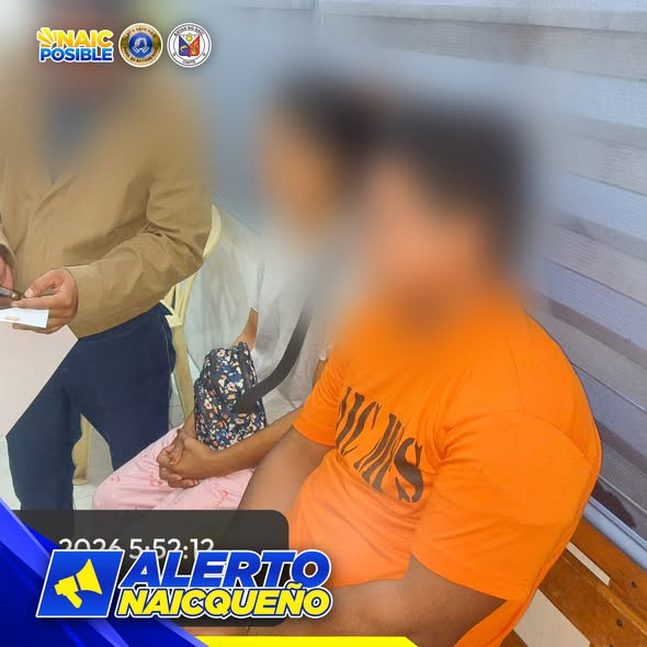 Poster ng Alerto Naicqueño: tatlong tao sa loob ng silid, may blur ang mga mukha, may hawak na card ang nakatayong lalaki