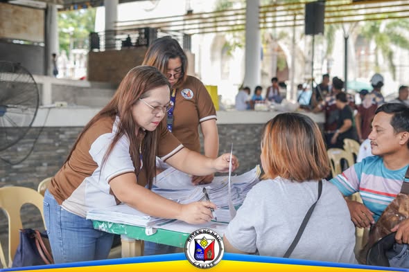 Mga kawani ng LGU na nag-aasikaso ng papeles para sa Medical at Burial Assistance sa Naic Town Plaza
