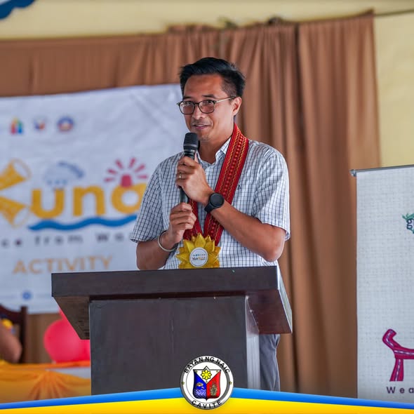 Isang lalaking nagsasalita sa mikropono sa podium sa aktibidad ng HabiKuna sa Naic