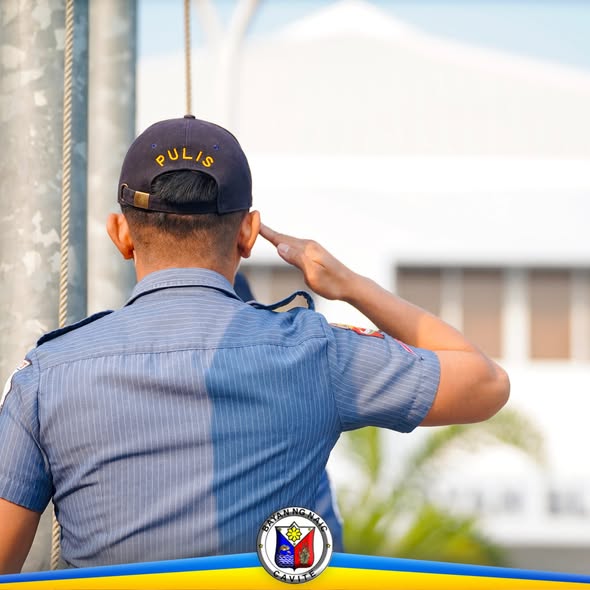 Pulis na nagsaludo sa flag raising ceremony sa Naic Municipal Hall, Abril 20, 2026