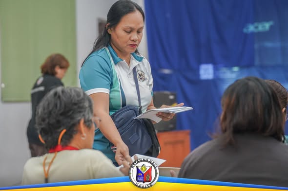 Isang kawani ng MHO na may hawak na papel habang nagbibigay ng impormasyon sa mga dumalo sa HIV/AIDS orientation