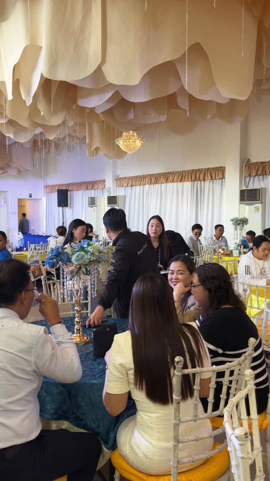 Mga dumalo na nag-uusap sa mesa habang may pulong ng Cavite Mayors' League sa Torres Farm Resort, Naic