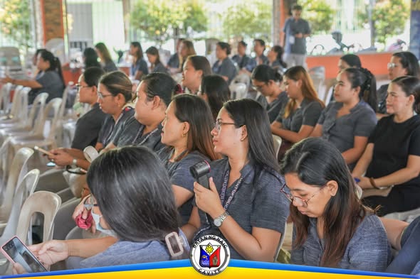 Mga dumalo habang nakikinig sa School Safety Orientation sa Naic Elementary School