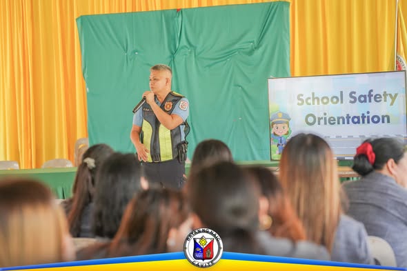 Pulis na nagbibigay ng talakayan sa School Safety Orientation sa Naic Elementary School