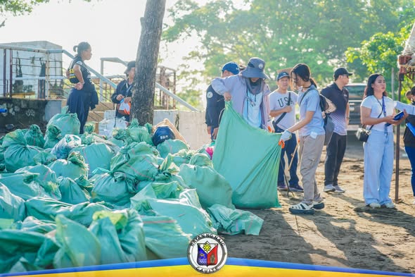 Mga volunteer habang naglilinis at nagsasako ng basura sa baybayin ng Timalan Concepcion, Naic