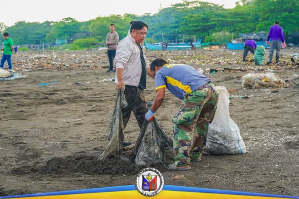 Mga kalahok ng coastal cleanup na nagkokolekta ng basura sa dalampasigan ng Timalan Concepcion, Naic