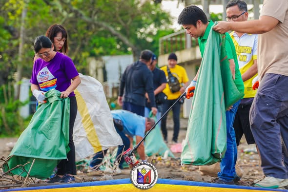 Mga volunteer na naglilinis ng baybayin at naglalagay ng basura sa sako sa Timalan Concepcion, Naic