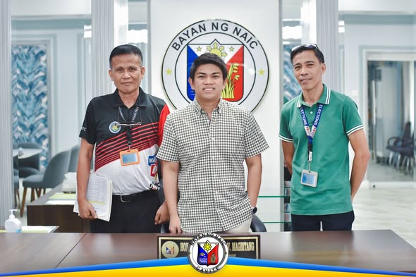 Tatlong lalaki sa opisina ng Bayan ng Naic habang nagpapakuha ng litrato pagkatapos ng pagpupulong