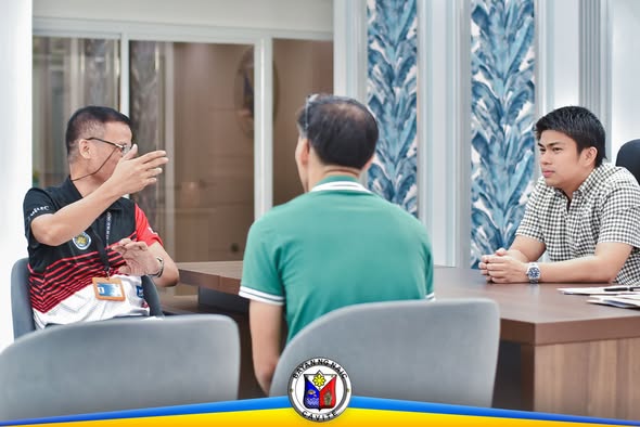 Pagpupulong ng mga opisyal sa opisina, nag-uusap sa paligid ng mesa