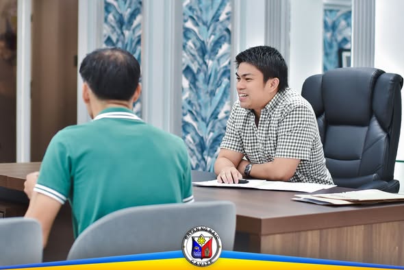 Pagpupulong sa opisina ng mga opisyal ng Naic habang nag-uusap sa ibabaw ng mesa