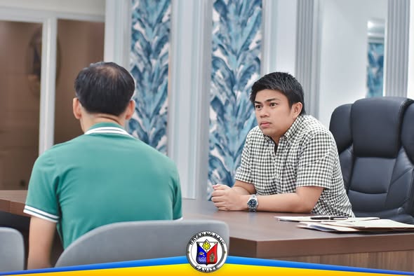 Pagpupulong sa opisina ng Mayor at Acting Election Officer ng COMELEC Naic habang nag-uusap sa mesa