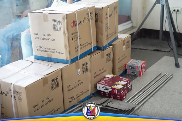 Mga kahon ng 7.0HP gasoline engine at iba pang kagamitan para sa Fishing Boat Packages ng DOLE sa Naic