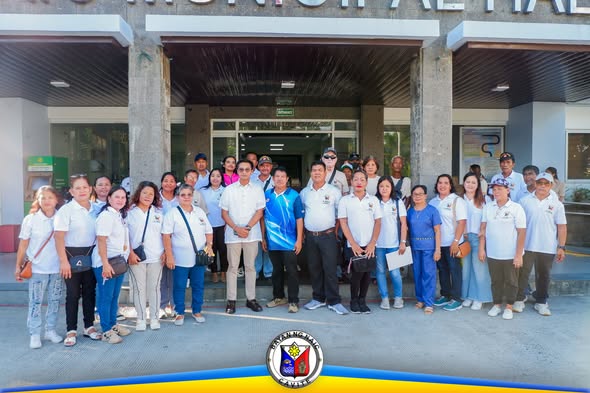 Grupo ng mga kawani sa harap ng Naic Municipal Hall pagkatapos ng flag raising ceremony