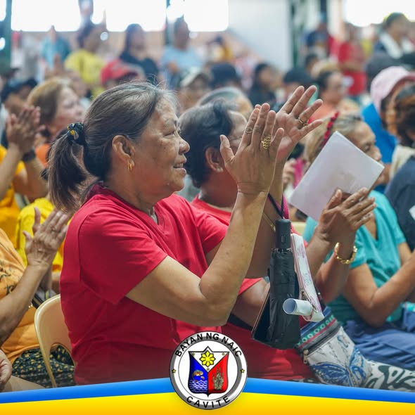Mga senior citizen na pumapalakpak sa payout ng Localized Social Pension sa Naic, Cavite