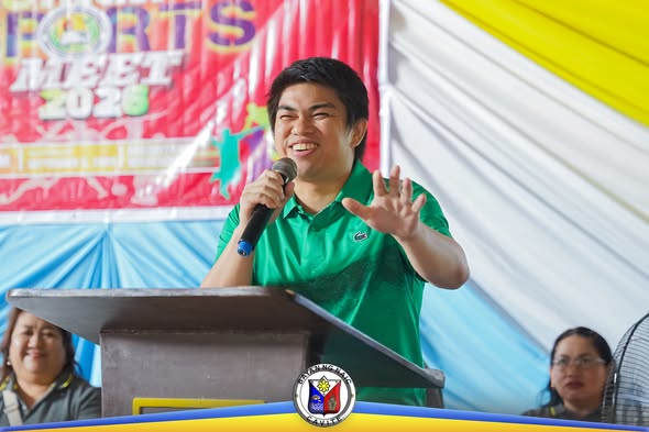 Lalaking nagsasalita sa mikropono sa podium sa Municipal Sports Meet 2026 sa Naic, Cavite