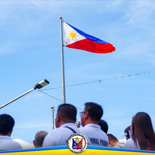 Watawat ng Pilipinas na winawagayway habang nagtitipon ang mga kawani sa Flag Raising Ceremony sa Naic