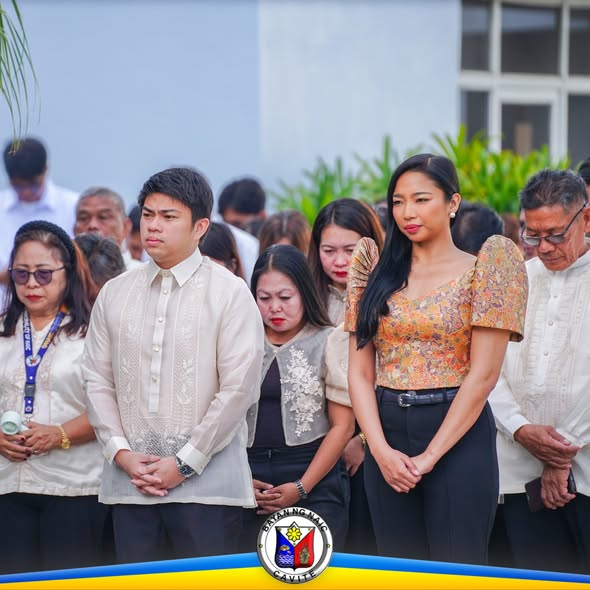 Mga tao habang nakatayo at nakayuko sa seremonya ng Flag Raising sa Naic, Cavite