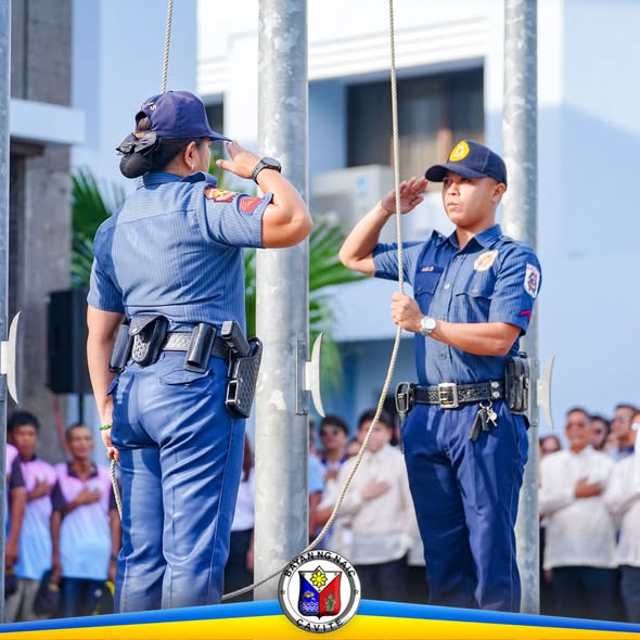 Mga tauhan na nagsaludo habang itinataas ang watawat sa flag raising ceremony sa Naic