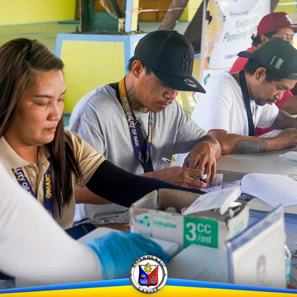 Mga kawani ng bayan ng Naic habang nagtatala at naghahanda ng gamit sa anti-rabies vaccination drive