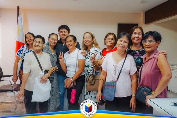 Grupo ng mga kababayan na nagpose sa loob ng Municipal Hall ng Naic, Cavite