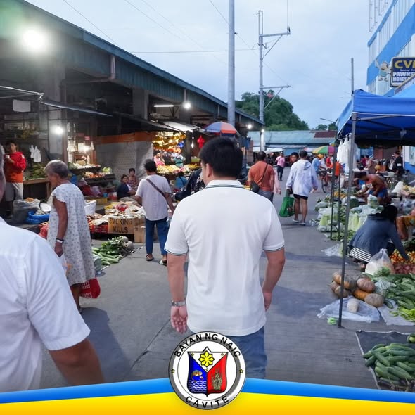 Mga mamimili at tindera sa Naic Public Market tuwing umaga, may mga gulay at prutas sa mga tindahan