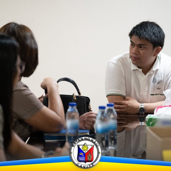 Pulong sa opisina ng mga opisyal at kawani ng edukasyon sa Naic, may mga bote ng tubig sa mesa