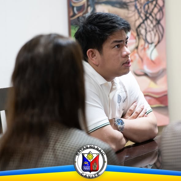 Isang pulong sa opisina, nakaupo ang isang lalaki at isang babae sa magkabilang panig ng mesa