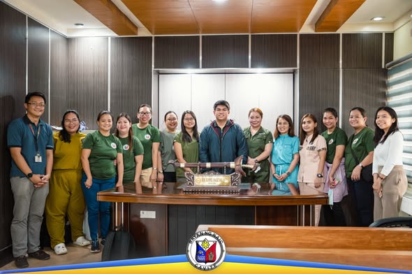 Grupo ng MHO at health staff na nagpose sa opisina ng Mayor ng Naic, Cavite