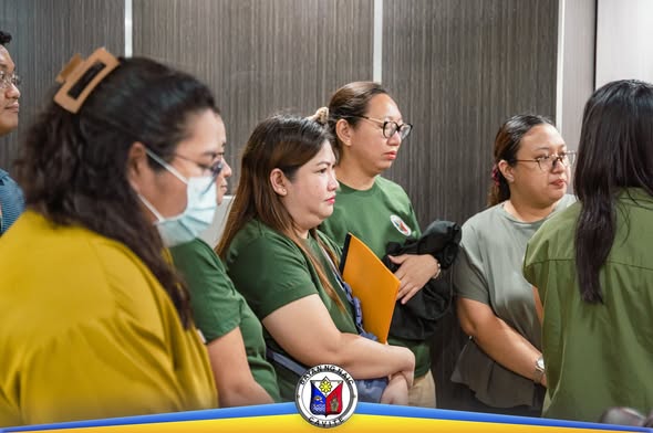 Mga health staff at MHO habang nakikipagpulong sa loob ng opisina ng Mayor sa Naic