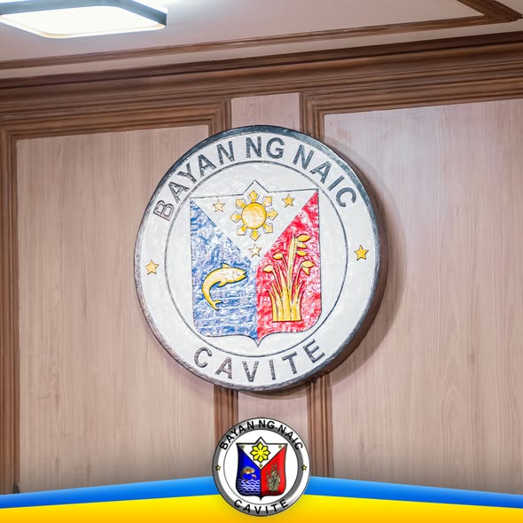 Selyo ng Bayan ng Naic, Cavite na nakadikit sa kahoy na dingding ng opisina