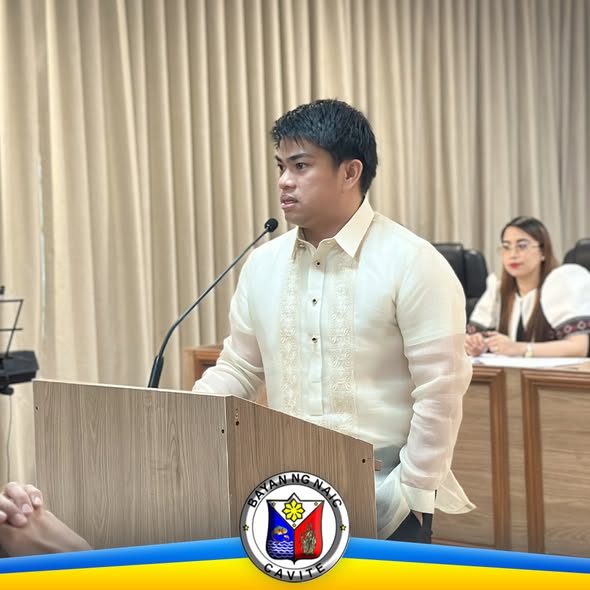 Litrato: Lalaking nagsasalita sa podium sa unang Sangguniang Bayan Session ng Naic, Cavite