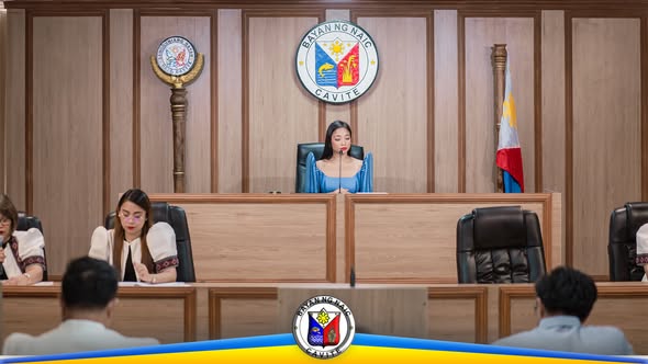 Sesyon ng Sangguniang Bayan sa Naic, may isang opisyal na nangangasiwa mula sa upuan sa itaas ng bulwagan