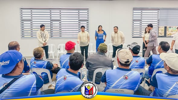Pulong ng mga Barangay Captains at opisyal ng bayan sa loob ng meeting room sa Naic