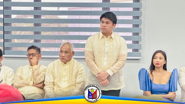 Mga dumalo sa pulong sa Naic, nakabarong at nakaupo sa loob ng opisina habang nakikinig