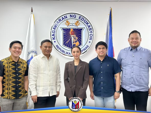Pagpupulong ng mga opisyal sa opisina ng Kagawaran ng Edukasyon, Naic, Cavite