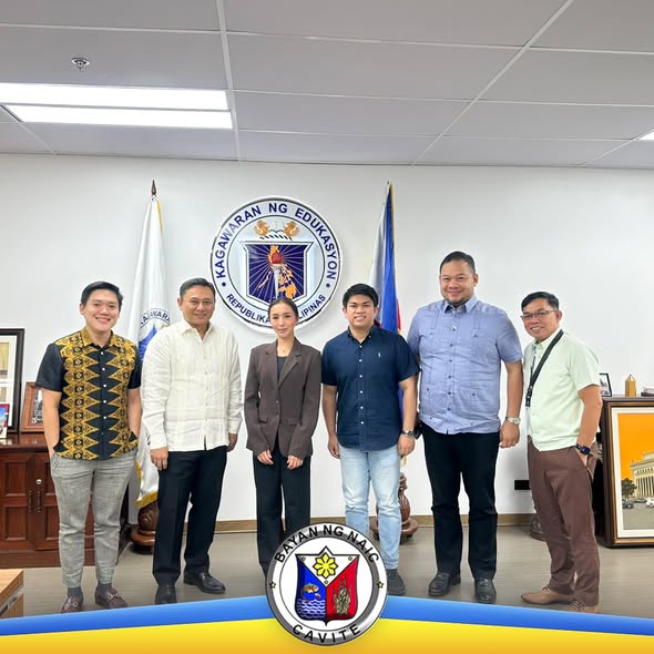 Grupo ng mga tao sa opisina ng DepEd habang nagpapose para sa larawan pagkatapos ng pagpupulong sa Naic
