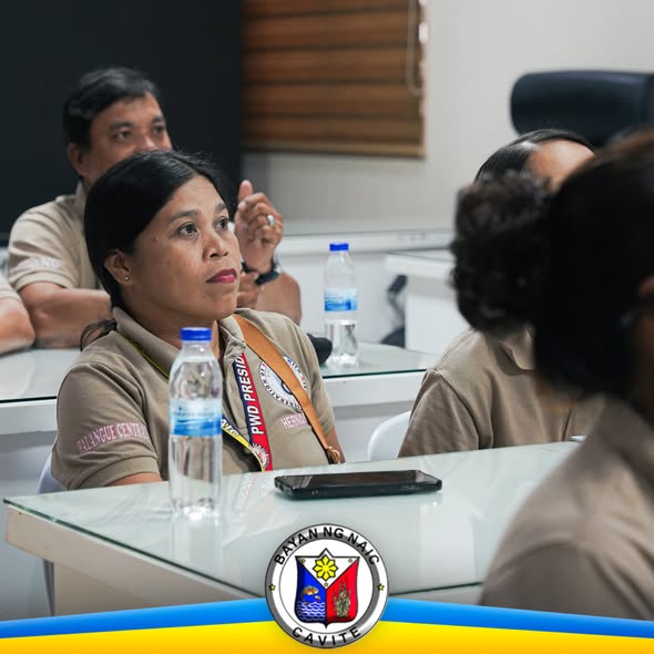 Mga miyembro ng Federation of PWD habang nakikinig sa pulong sa silid-pulungan ng Naic