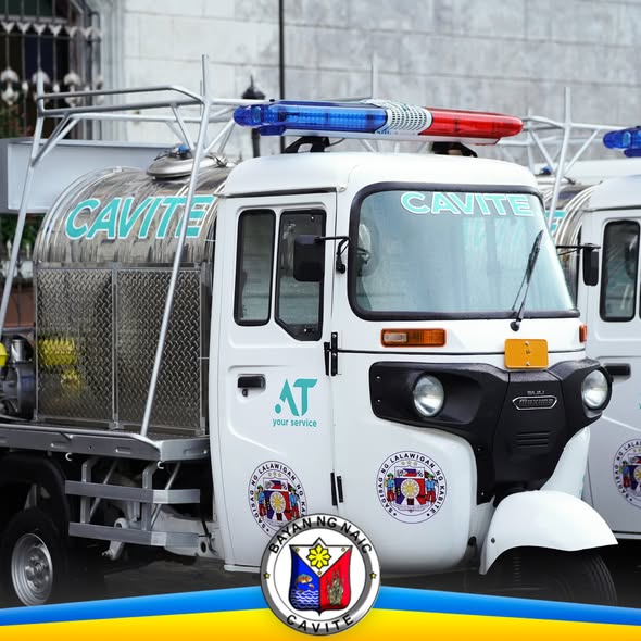 Mga bagong sasakyang bokyo na may tangkeng tubig, para sa BFP Naic, nakaparada sa labas